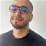 Englischlehrer mit internationalem Hintergrund, kreativen Methoden und digitaler Erfahrung.